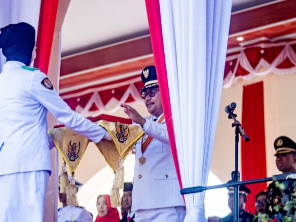 Bupati Banggai Amirudin Pimpin Detik-detik Proklamasi di Lapangan Tribun Mirqan Halimun