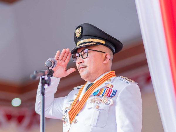 Bupati Banggai Amirudin Pimpin Penurunan Bendera Merah Putih di Lapangan Tribun Mirqan