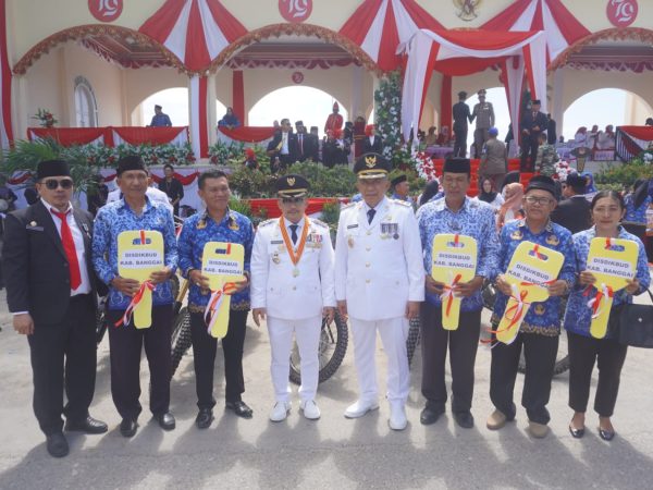 Kadisdikbud Safrudin Hinelo Bersama Jajaran nya Ikuti Upacara HUT-RI Ke 79 di lapangan Tribun Mirqan