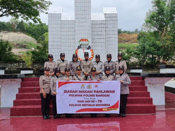 Polwan Polres Banggai Lakukan Ziarah Sekaligus Tabur Bunga di TMP