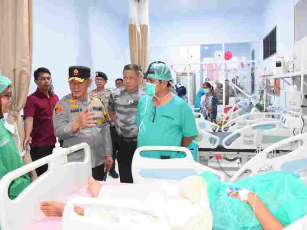 Kapolda Sulteng Jenguk Korban di Rumkit Bhayangkara, Prihatin Unjuk Rasa Menolak Revisi UU Pilkada Ricuh