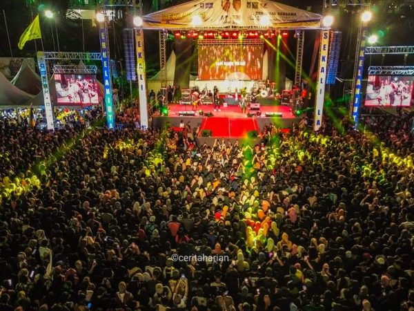 Ribuan Pasang Mata Padati Lapangan Tribun Mirqan Dalam Deklarasi ATFM di Hibur Band Kotak