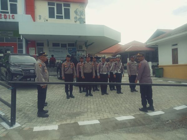 Anggota Polres Amankan Tahapan Tes Kesehatan Buat Calon Bupati Dan Wakil Bupati Banggai