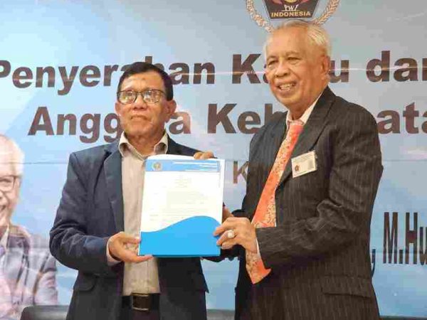 Ketum PWI Pusat Menyerahkan Kartu dan Piagam Anggota Kehormatan PWI kepada Pengacara Senior OC Kaligis