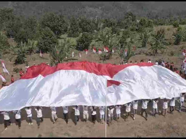 Eks Napiter Bersama Satgas Madago Raya Kibarkan Bendera Merah Putih Raksasa di Gunung Biru Poso