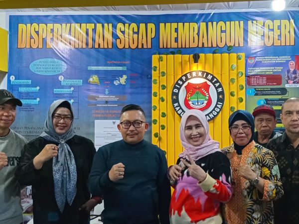 Bupati Amirudin Kunjungi Stan Dinas Perkimtan Banggai Pada Banggai Government Expo 2024