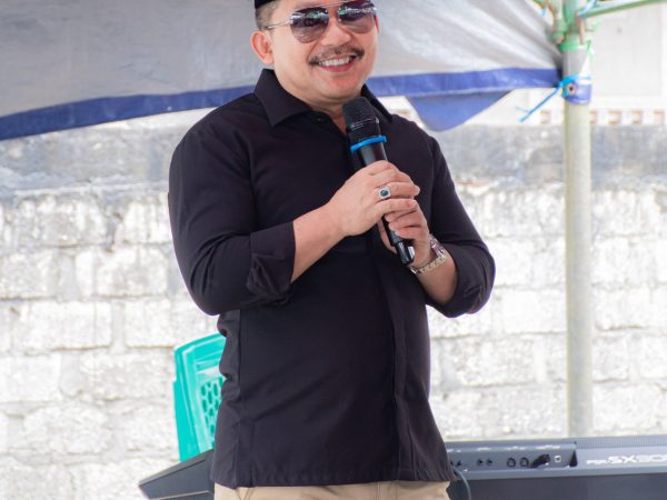 Cabup Banggai Amirudin di Kerumuni Warga Saat Kampanye Dialogis di Desa Mulyoharjo Kecamatan Moilong