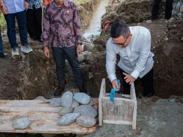 Bupati Amirudin Bantu 200 Sak Semen Pembangunan Dua Rumah Ibadah di Desa Damai Makmur