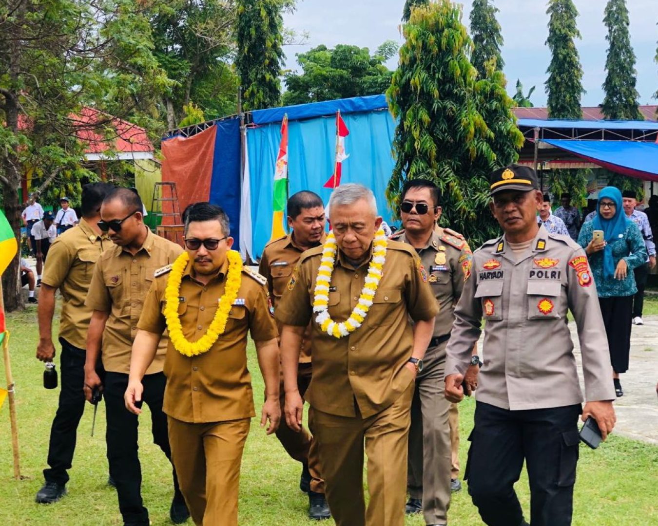 Kapolsek Bualemo Saat Dampingi Kunjungan Bupati Banggai di Desa Bualemo B