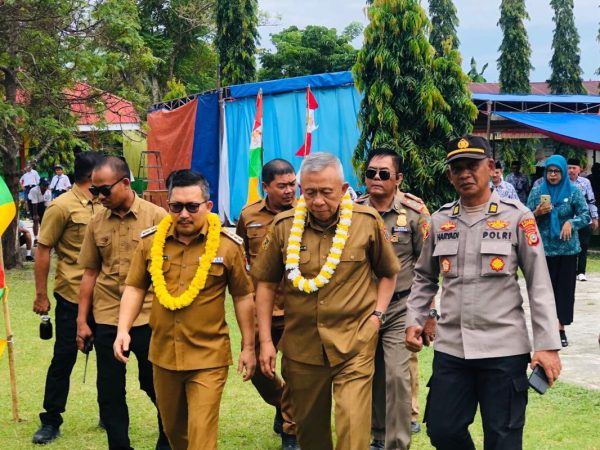 Kapolsek Bualemo Saat Dampingi Kunjungan Bupati Banggai di Desa Bualemo B