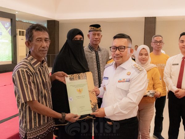 Bupati Amirudin Salurkan Bantuan Satu Juta Satu Pekarangan Ini Bentuk Perhatian pada Warganya