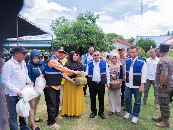 Bupati Amirudin Beri Diskon Semua Bapok Pada Pasar Murah di Kecamatan Balantak