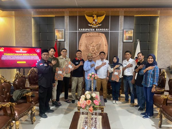 Serahkan Hasil Administrasi Berkas Ke Tiga Paslon Bupati Dan Wakil Bupati, Oleh Pihak KPU Banggai
