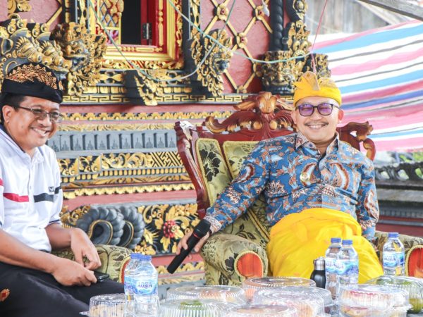 Kunker Ke Desa Sindang Sari Bupati Amirudin Serahkan 200 Sak Semen Guna Bangun Paving Blok