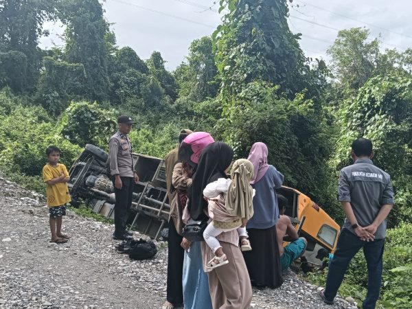 Kurang Disiplin Sopir Bus Saat Bawa Rombongan, Akibatnya Terguling Masuk Jurang
