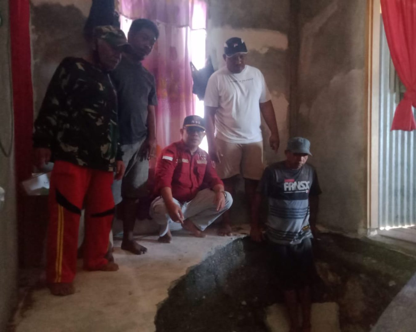 Forkopimcam Balantak Dan Tim Serahkan Bantuan 20 Sak Semen Serta Matrial, Longsor Dua Rumah