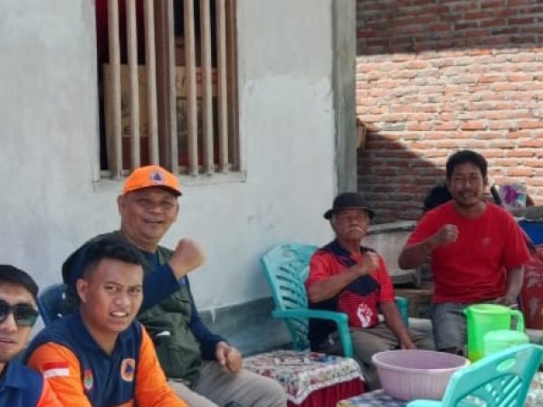 Tim BPBD Banggai Serta Unsur Forkopimcam Balantak Atasi Tanggul Jebol