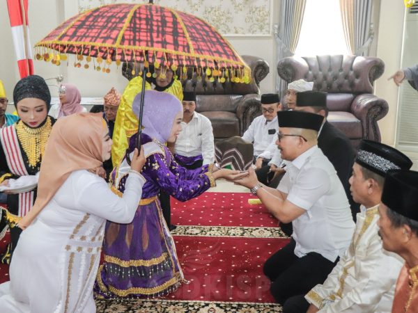 Bupati Amirudin Sambut Hangat Tradisi Pengantaran Pandanga dari Masyarakat Adat Mian Nu Nambo