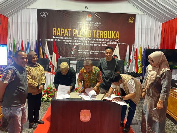 269.838 Data Pemilihan Tetap ( DPT ) Sudah Melalui Rapat Pleno KPU Banggai di Serakan Ke Bawaslu