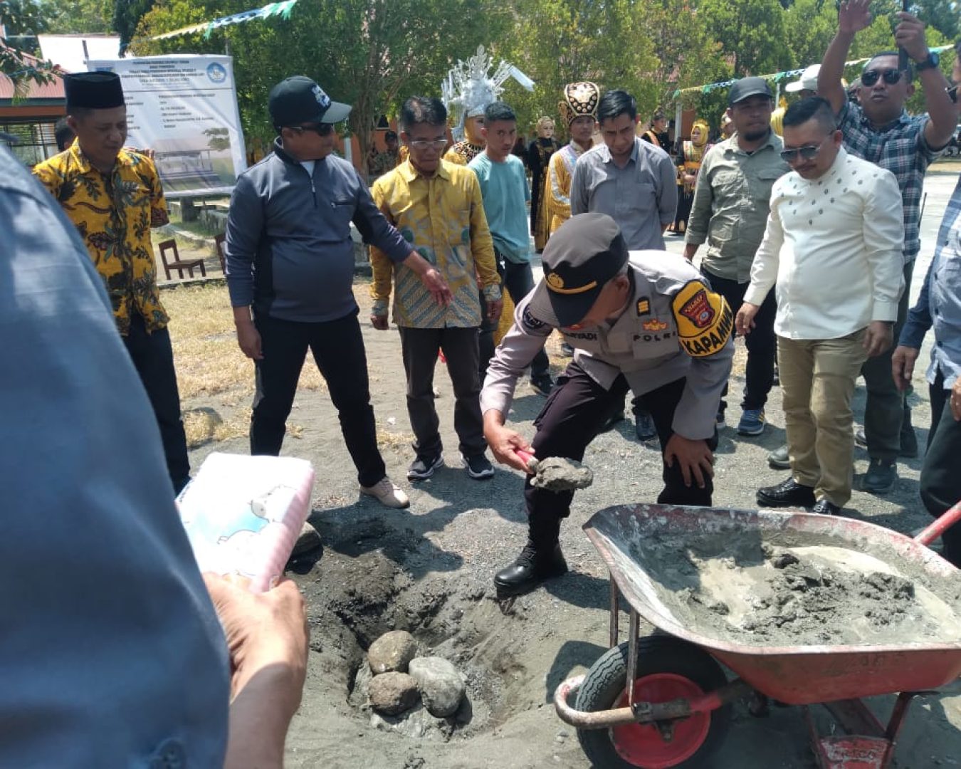 Kapolsek Hadiri Peletakan Batu Pertama Panggung Seni SMAN 1 Bualemo