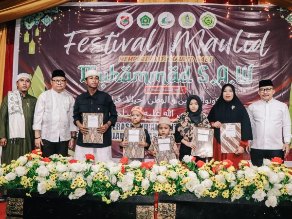 Bupati Banggai Amirudin Berikan Hadiah Umbroh Serta Uang Tunai Pada Penutupan Festival di Bunta