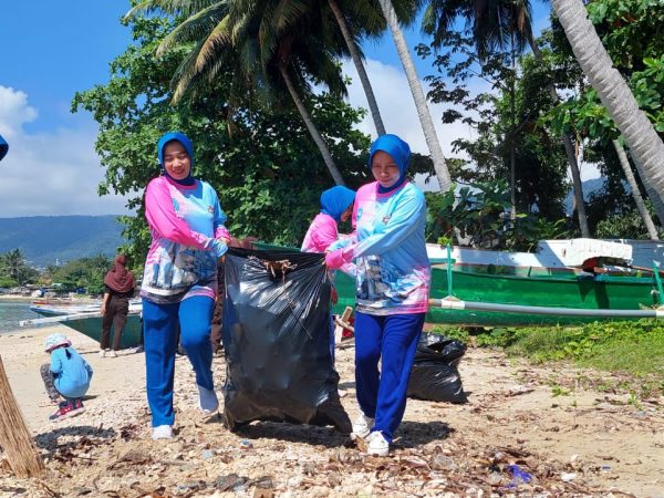 Danposal Luwuk Letda Laut (T)  Fachril Fajar Ajak Masyarakat ibu Jalasenastri, Anggota Gelar Bersih Pesisir Pantai