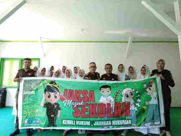 Penyuluhan Hukum Jaksa Masuk Sekolah di SMK Al Khairat Palu