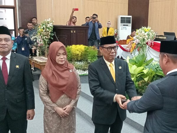 Irwanto Kulap Serahkan Palu Sidang, Tanda Sinergi Eksekutif Dan Legislatif Tetap Sejalan