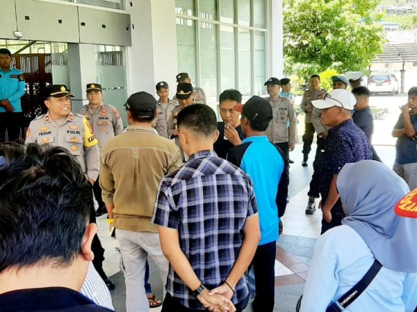 Puluhan petani asal Kecamatan Kintom mendatangi Kantor DPRD Banggai