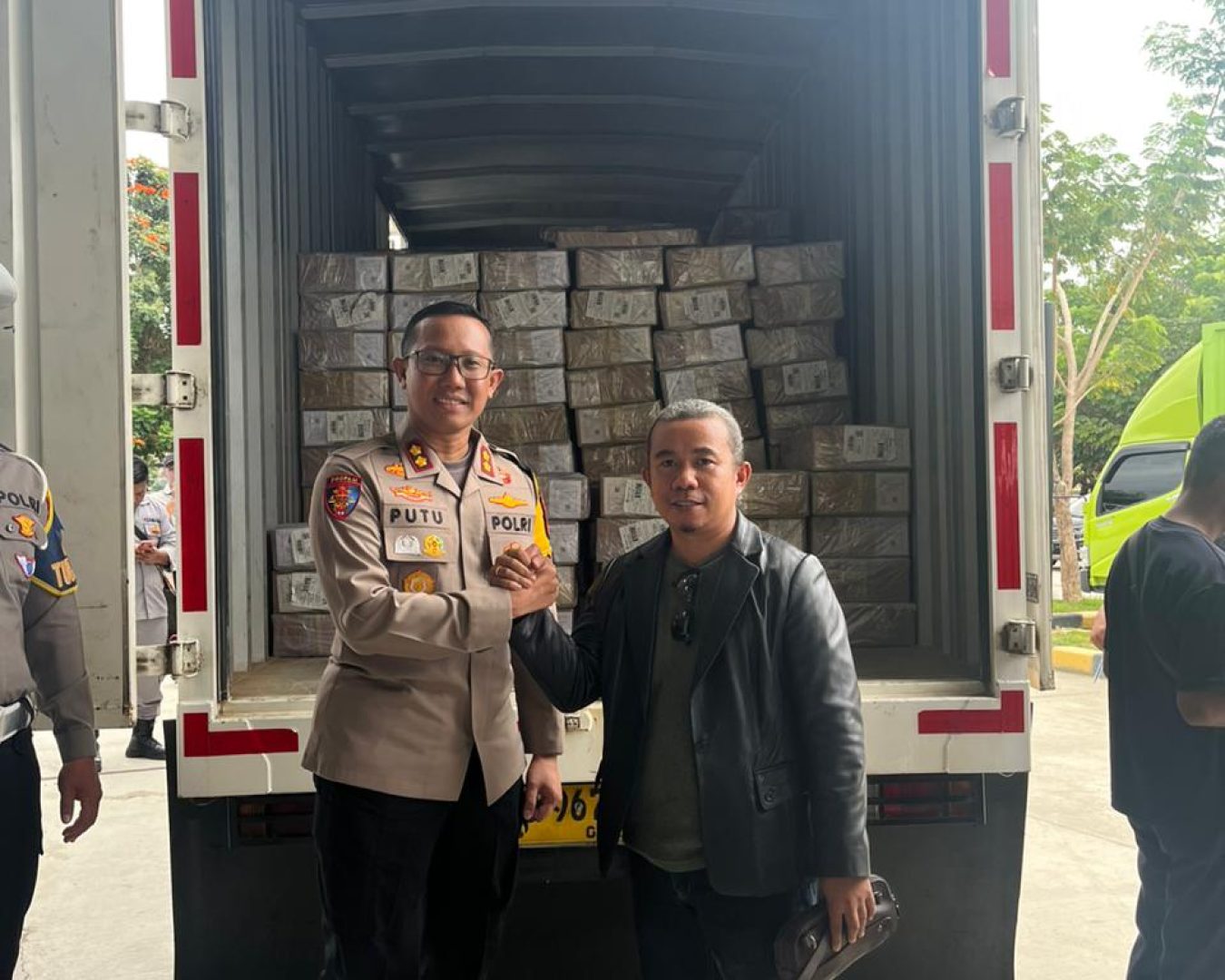 Kapolres Banggai Cek Kedatangan Surat Suara Pilkada di Bandara Palu