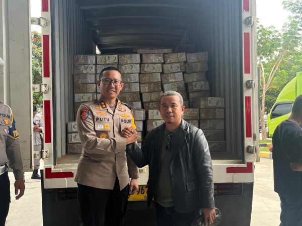 Kapolres Banggai Cek Kedatangan Surat Suara Pilkada di Bandara Palu