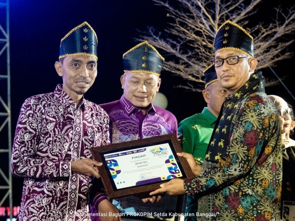 Bank Syariah Cabang Banggai Raih Penghargaan atas Dukungan di Festival Teluk Lalong 2024,