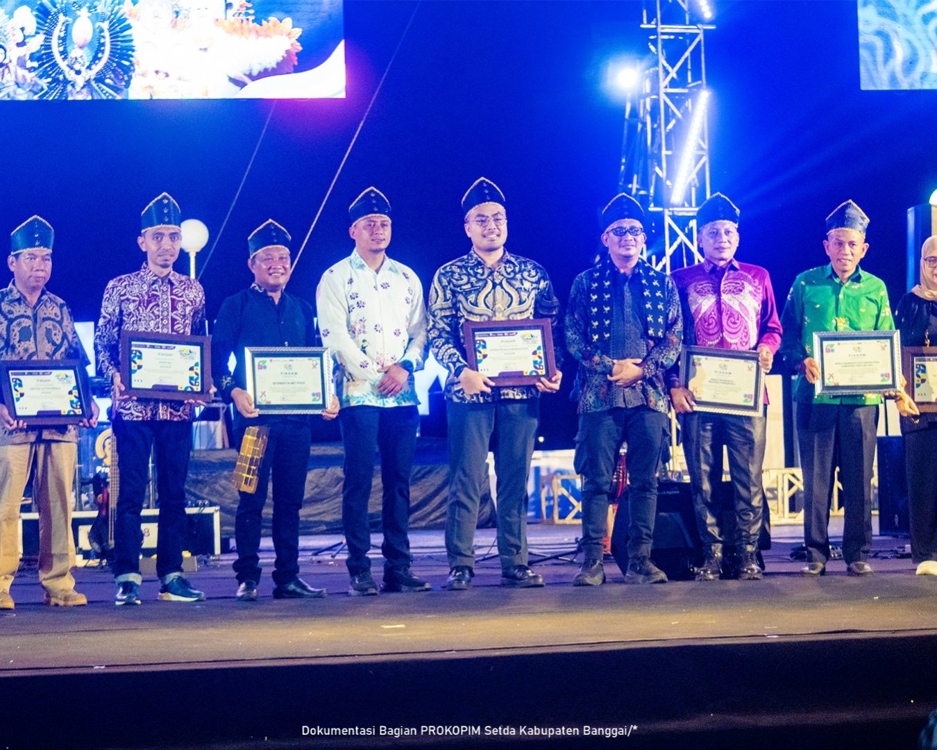 Pjs Bupati Banggai Serahkan Piagam Penghargaan di Festival Teluk Lalong Luwuk 2024