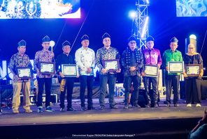 Pjs Bupati Banggai Serahkan Piagam Penghargaan di Festival Teluk Lalong Luwuk 2024