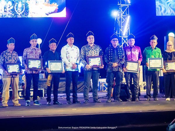 Pjs Bupati Banggai Serahkan Piagam Penghargaan di Festival Teluk Lalong Luwuk 2024