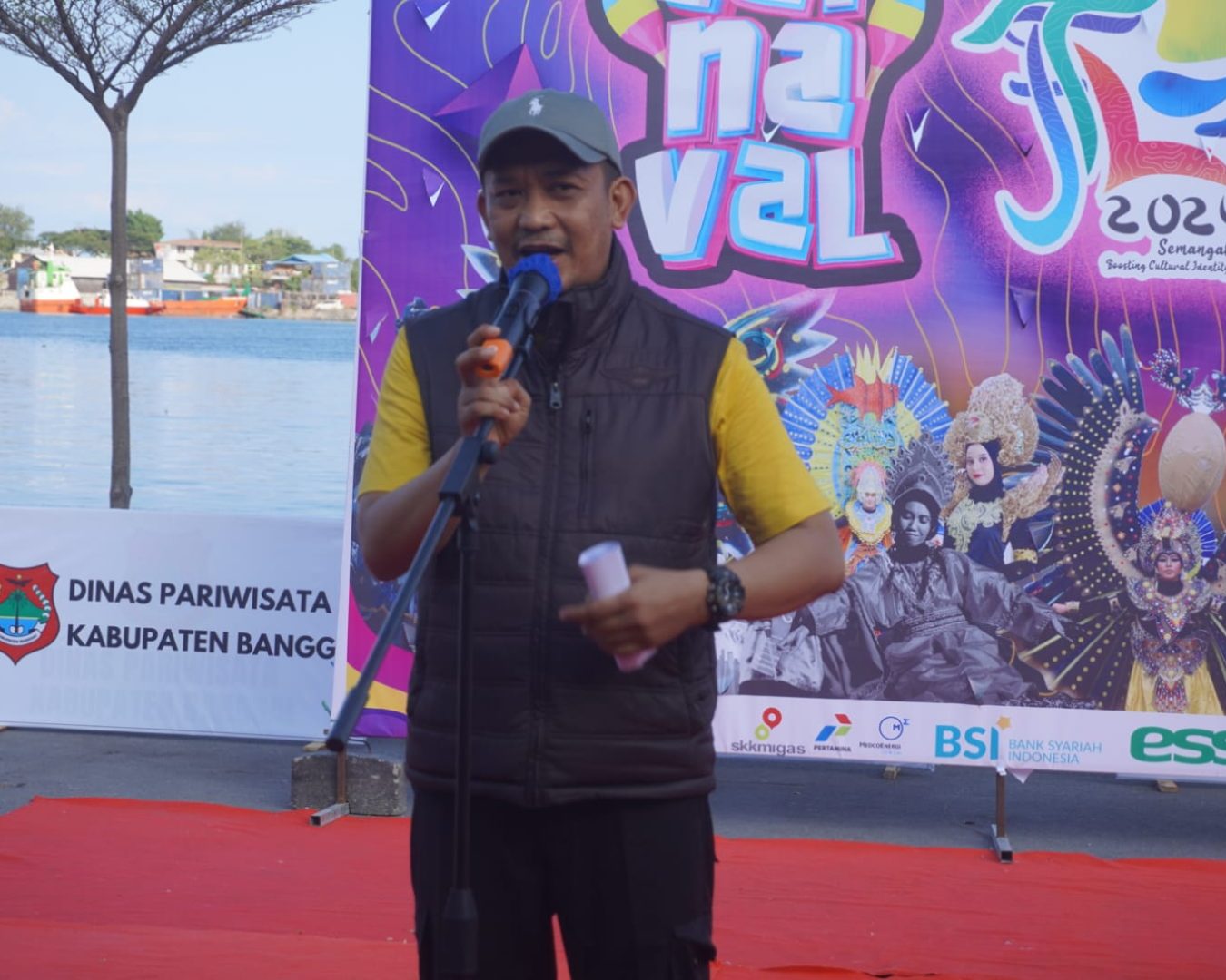 Pjs. Bupati Banggai  Buka Carnaval Daur Ulang Festival Teluk Lalong 2024 :  Wujud Kreativitas dan Kepedulian Lingkungan