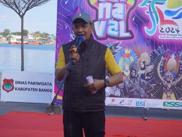 Pjs. Bupati Banggai  Buka Carnaval Daur Ulang Festival Teluk Lalong 2024 :  Wujud Kreativitas dan Kepedulian Lingkungan