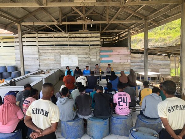 Kapolsek Bualemo Dorong Karyawan Tambak Udang Gunakan Hak Pilih dan Jaga Kamtibmas Jelang Pilkada 2024