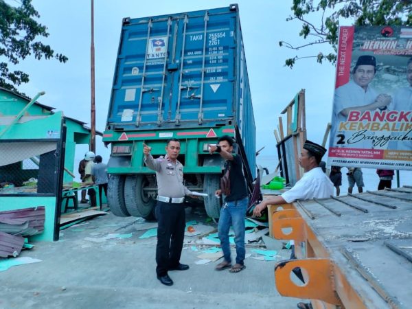 Truk Kontainer Tabrak Warung Makan di Luwuk Utara, Polisi Selidiki Penyebabnya