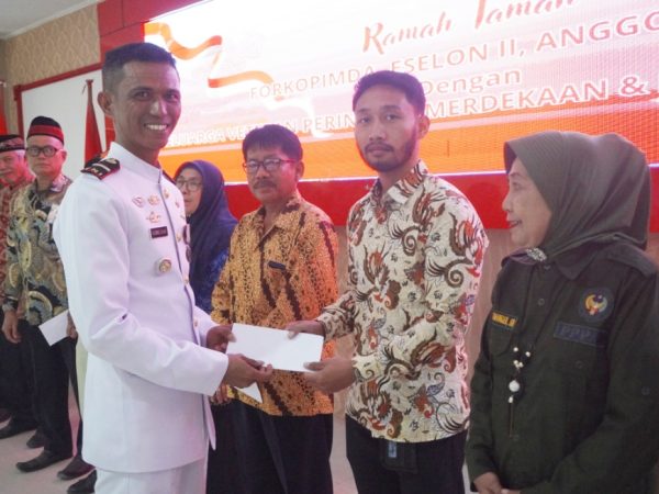 Danposal AL Luwuk Beri Penghargaan kepada Veteran, Pjs Bupati Banggai: Kita Tidak Akan Lupakan Jasa Pahlawan