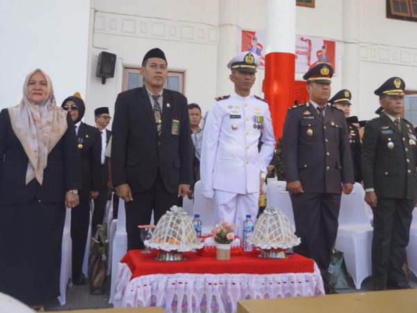 Danposal AL Luwuk Letda Laut (T) Fachril Fajar Ikuti Upacara Hari Pahlawan ke-79 di Halaman Kantor Bupati Banggai