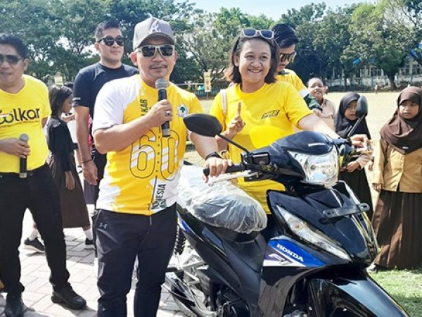Ketua Dewan Pembina Partai Golkar Amirudin Tamoreka Serahkan Hadiah Utama Motor Kepada Peserta Senam Partai Golkar, di Alun Alun Luwuk, Sabtu 16 November 2024