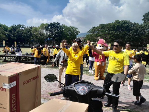“Senam Partai Golkar di Luwuk, Peserta Goyang Terheboh Bawa Pulang Hadiah Jutaan Rupiah”