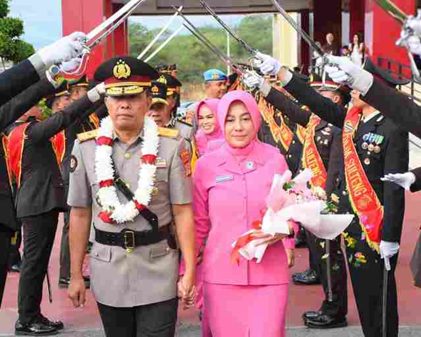 Tinggalkan Polda Sulteng, Brigjen Pol Soeseno Noerhandoko Dilepas dalam Prosesi Tradisi Pedang Pora