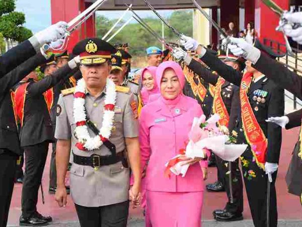 Tinggalkan Polda Sulteng, Brigjen Pol Soeseno Noerhandoko Dilepas dalam Prosesi Tradisi Pedang Pora