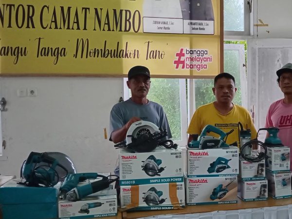Camat Nambo Serahkan Bantuan ke 10 Kelompok di Kecamatan Nambo