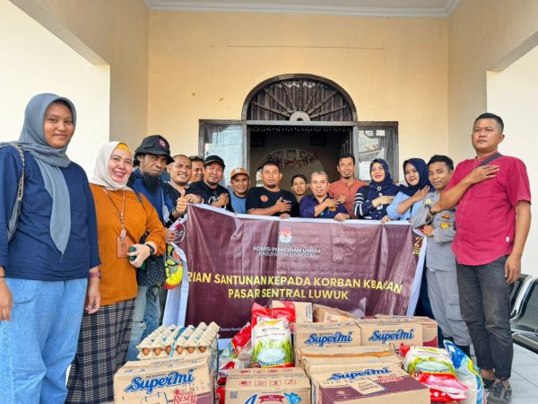 KPU Banggai Peduli : Salurkan Bantuan untuk 44 KK Korban Kebakaran Pasar Sentral Luwuk