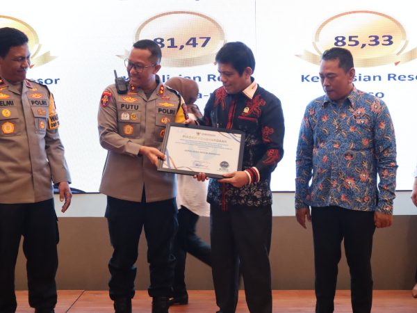 Polres Banggai Raih Predikat Zona Hijau dengan Nilai 87,20, Kapolres Terima Penghargaan dari Ombudsman RI di Saksikan Wakapolda Sulteng