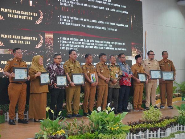 “Di Bawa Kepemimpinan Bupati Amirudin  Pemkab Banggai Borong Penghargaan Bergengsi :  Bukti Nyata Komitmen Tata Kelola dan Inovasi Daerah”