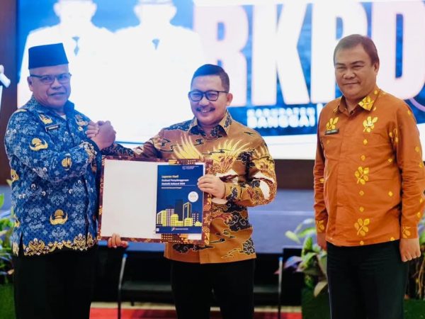 Kepala BPS Banggai Serahkan Langsung Pada Bupati Banggai, Hasil Penilaian EPSS dalam Forum Konsultasi Publik RKPD 2026